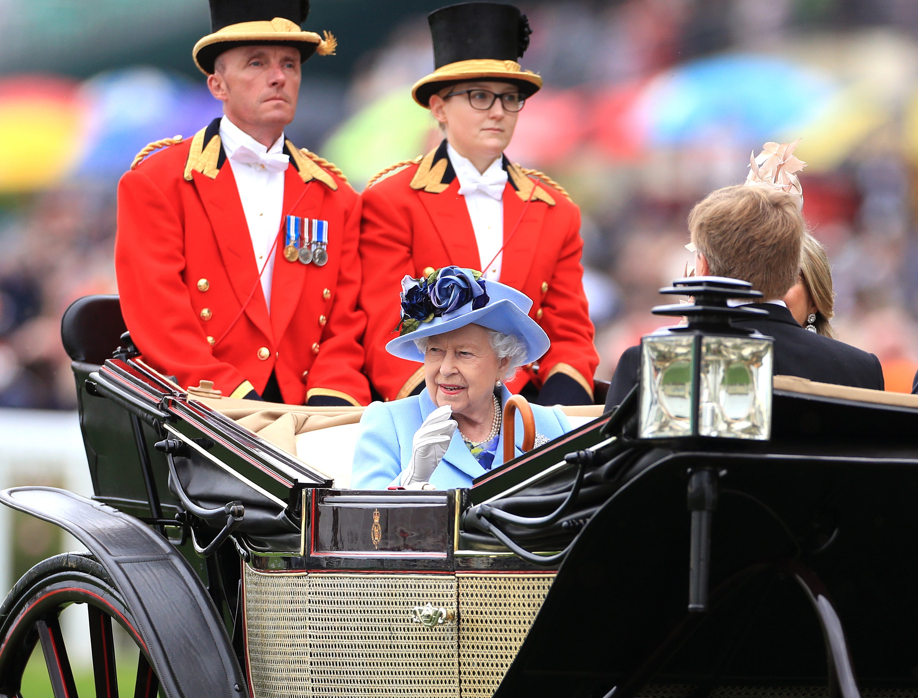 New Photo Shows Queen Elizabeth Horseback Riding in Windsor Like a Boss ...