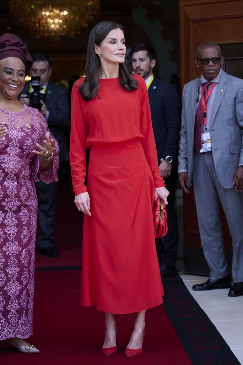 la reina letizia con vestido de massimo dutti