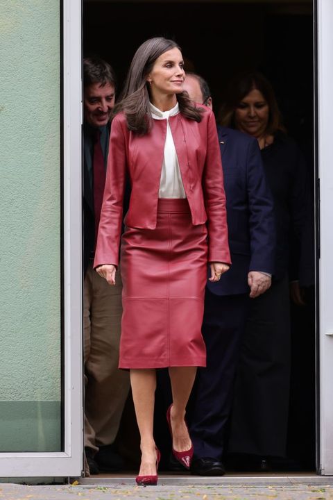 koningin letizia in rood leren mantelpakje