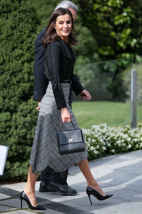 La reina Letizia con look negro y gris