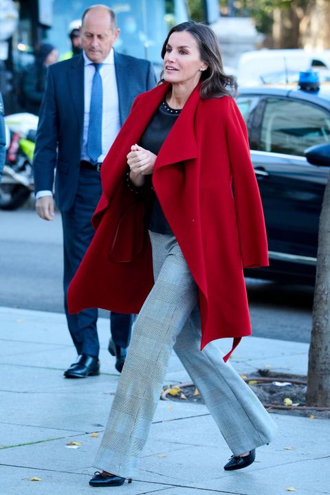 La reina Letizia vuelve a apostar por su abrigo rojo fetiche