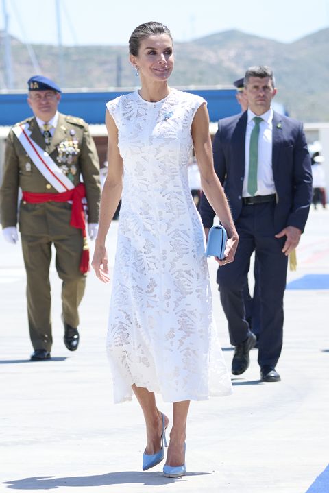 スペイン／レティシア王妃のホワイトドレスコーデ