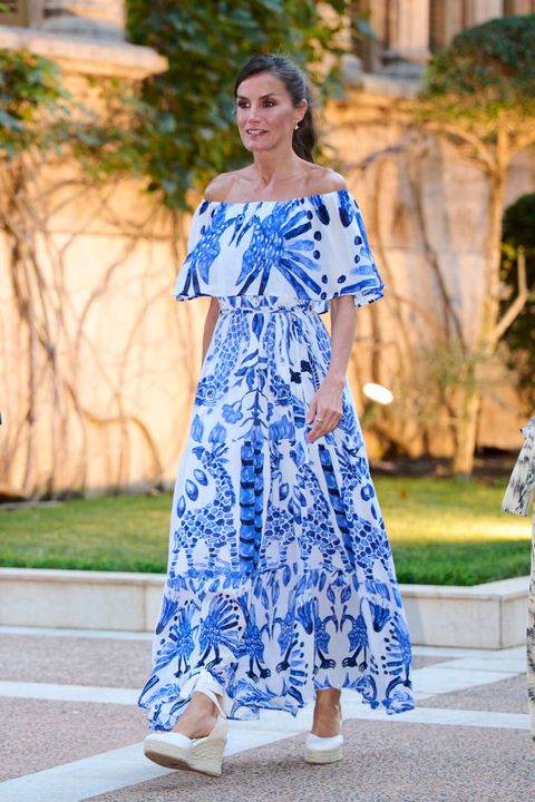 Stevig Mondstuk Meyella 6x de mooiste blauw-witte jurken à la koningin Letizia