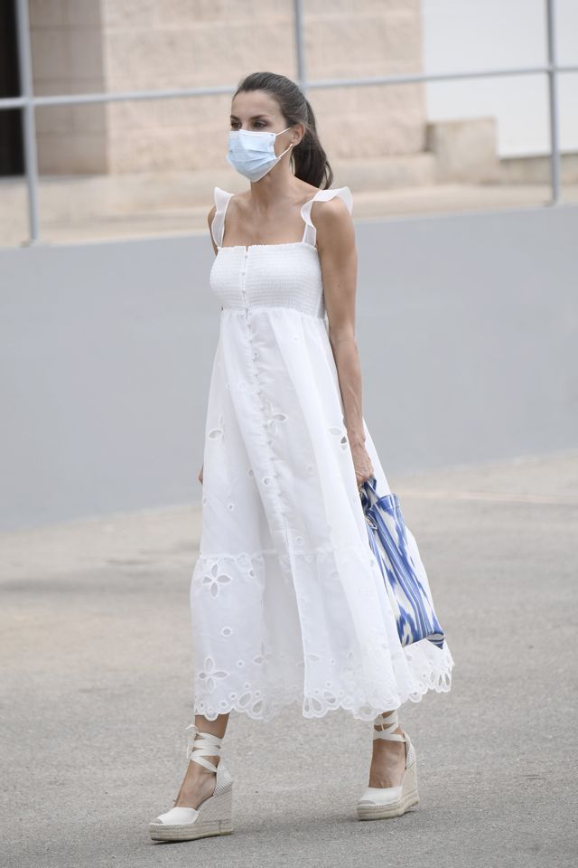 Doña Letizia estrena vestido blanco de Uterqüe más bonito verano