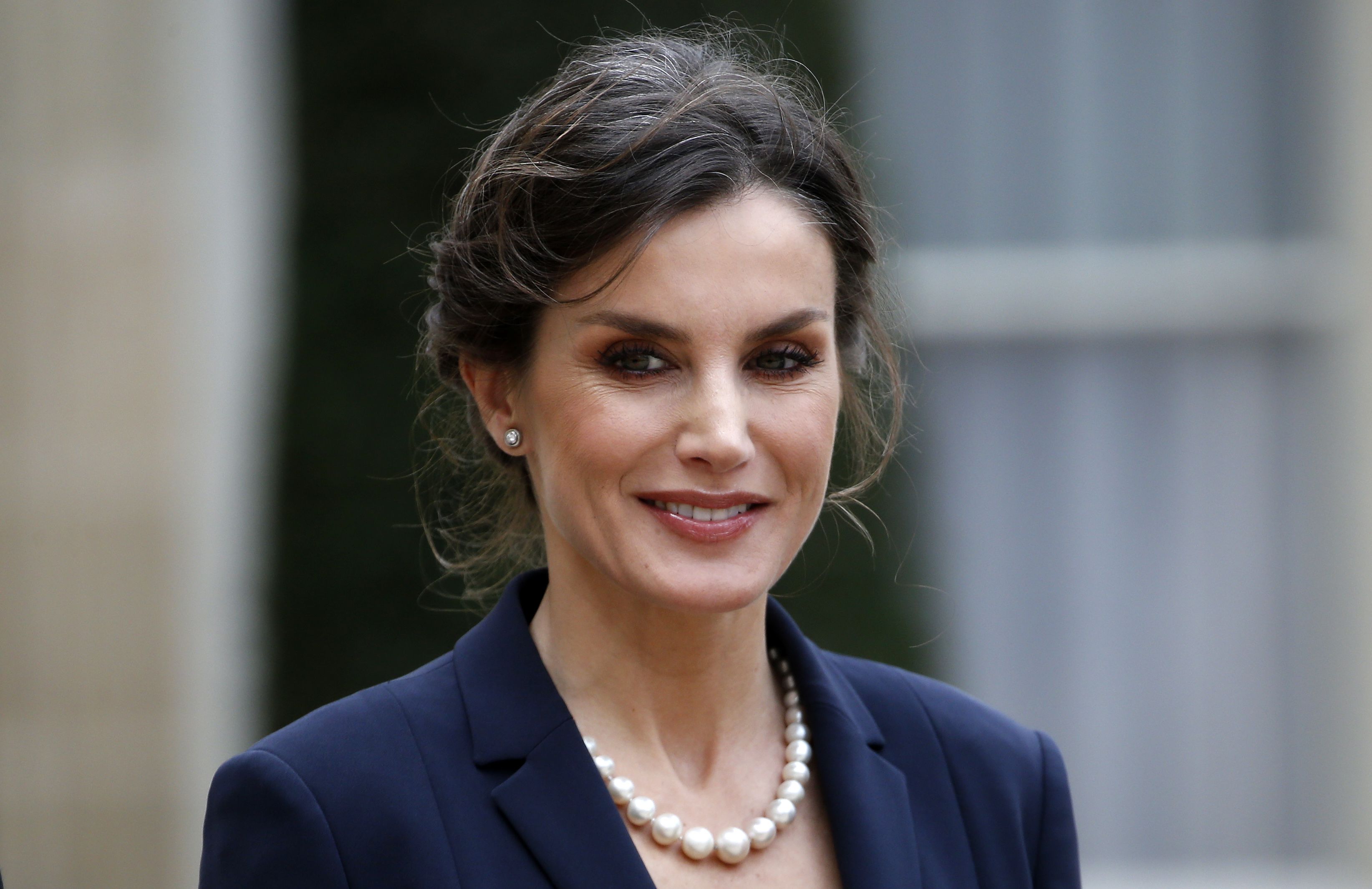 queen letizia of spain poses as she arrives prior to a news photo 1588001196 Merca2.es