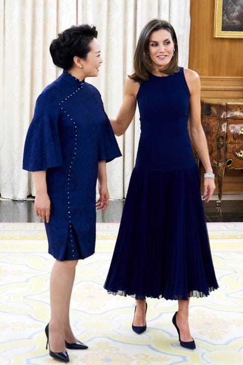 Doña Letizia recupera su mejor versión vestida de azul noche - Doña Letizia y Peng Liyuan coinciden con un vestido azul noche Doña Letizia recupera su mejor versión vestida de azul noche - Doña Letizia y Peng Liyuan coinciden con un vestido azul noche