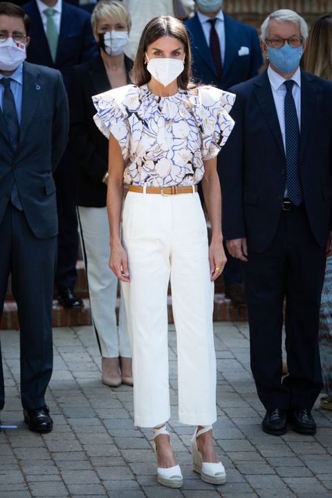 letizia in witte pantalon met blouse en espadrilles