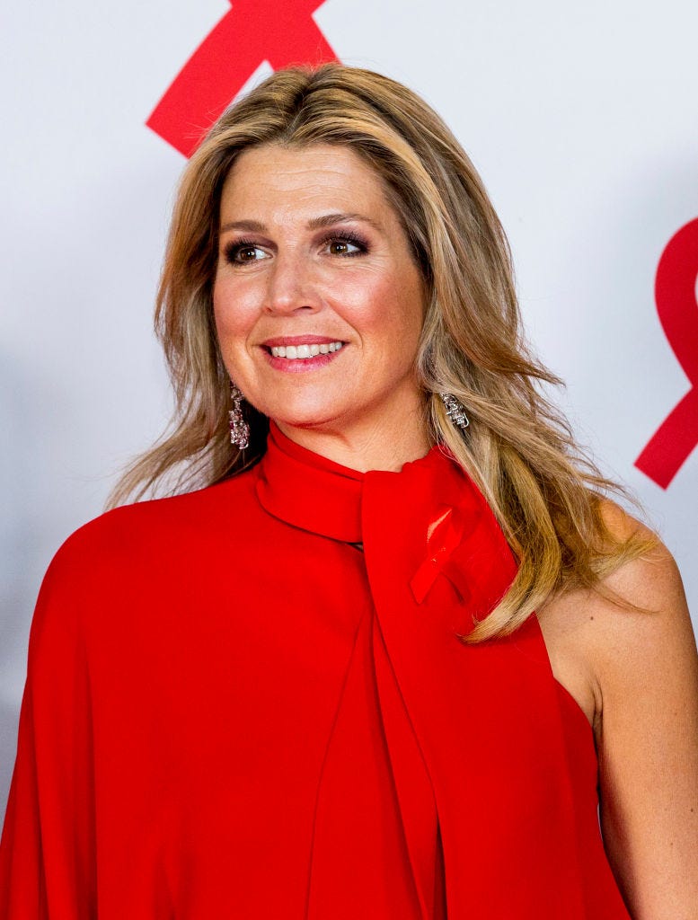 La regina Maxima guarda in Valentino durante una visita di stato in Italia