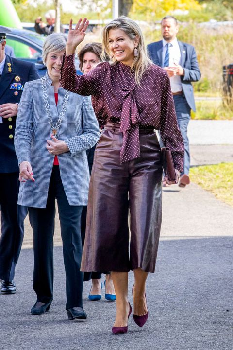 koningin maxima in aubergine kleurige rok en top