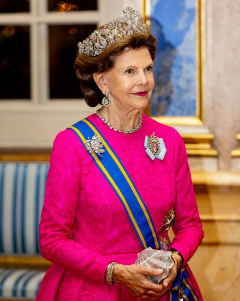 koningin van zweden in roze jurk voor nederlands bezoek aan zweden
