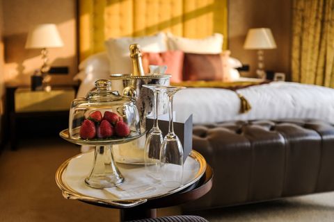 18 Best Romantic Bedroom Ideas Y Decorating - Romantic Room Decorating Ideas Hotels