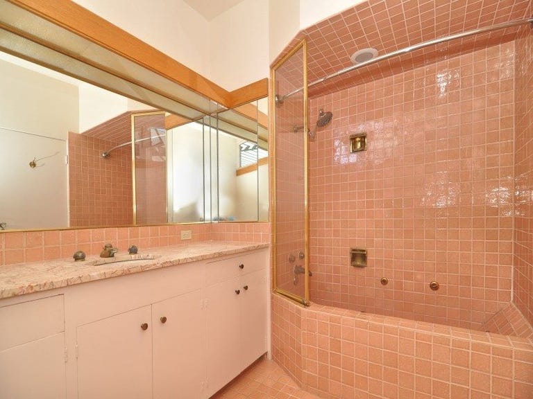 Celebrity Bathrooms - Most Insane Celebrity Bathrooms: Kris Jenner