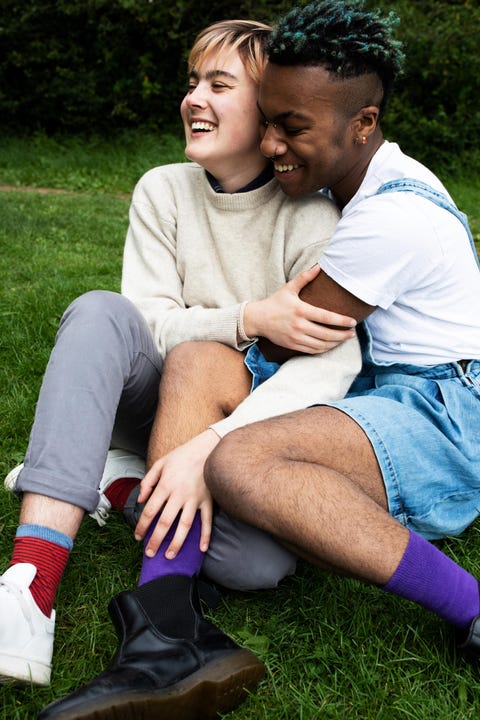 um casal feliz sorrindo e abraçando