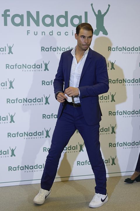 Rafa Nadal y manual para zapatillas con traje