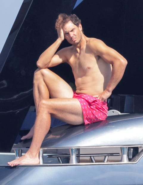 Rafa Nadal el tenista, en bañador, muy pensativo en la cubierta de su yate