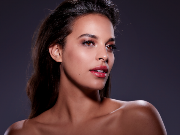 tafereel Tegen Geneeskunde Rahima Dirkse: 'make-up en perfect haar is niet bepalend om goed in mijn vel te zitten' tafereel Tegen Geneeskunde Rahima Dirkse: 'make-up en perfect haar is niet bepalend om goed in mijn vel te zitten'