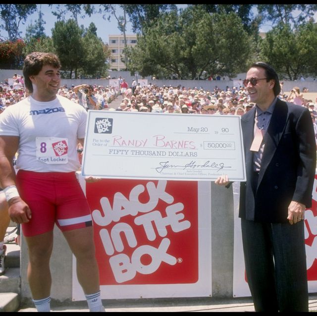 randy barnes recibe un cheque por haber batido un record mundial de lanzamiento de peso
