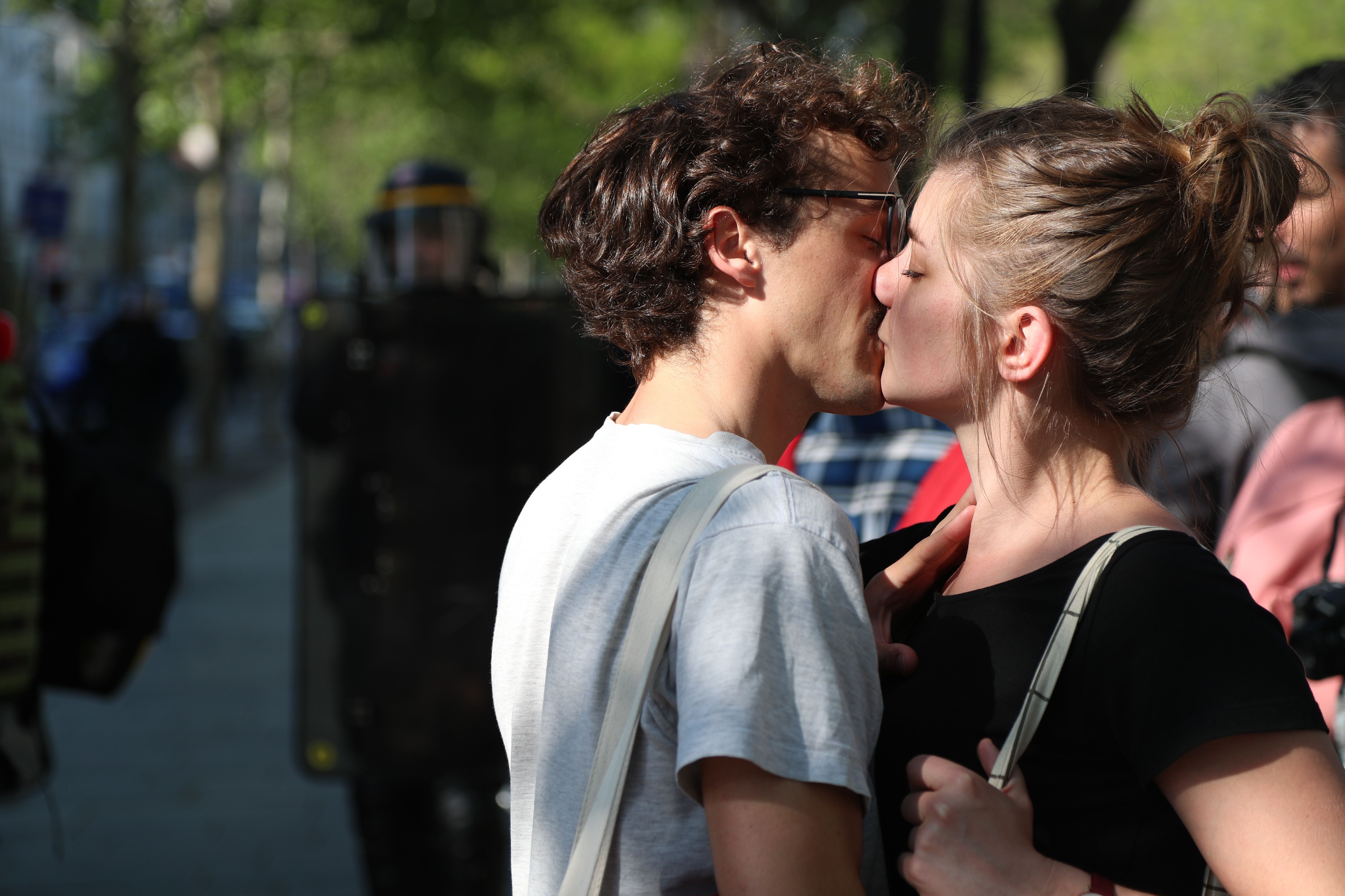 è bene baciare qualcuno che non incontri perché i ragazzi vogliono collegare con vergini