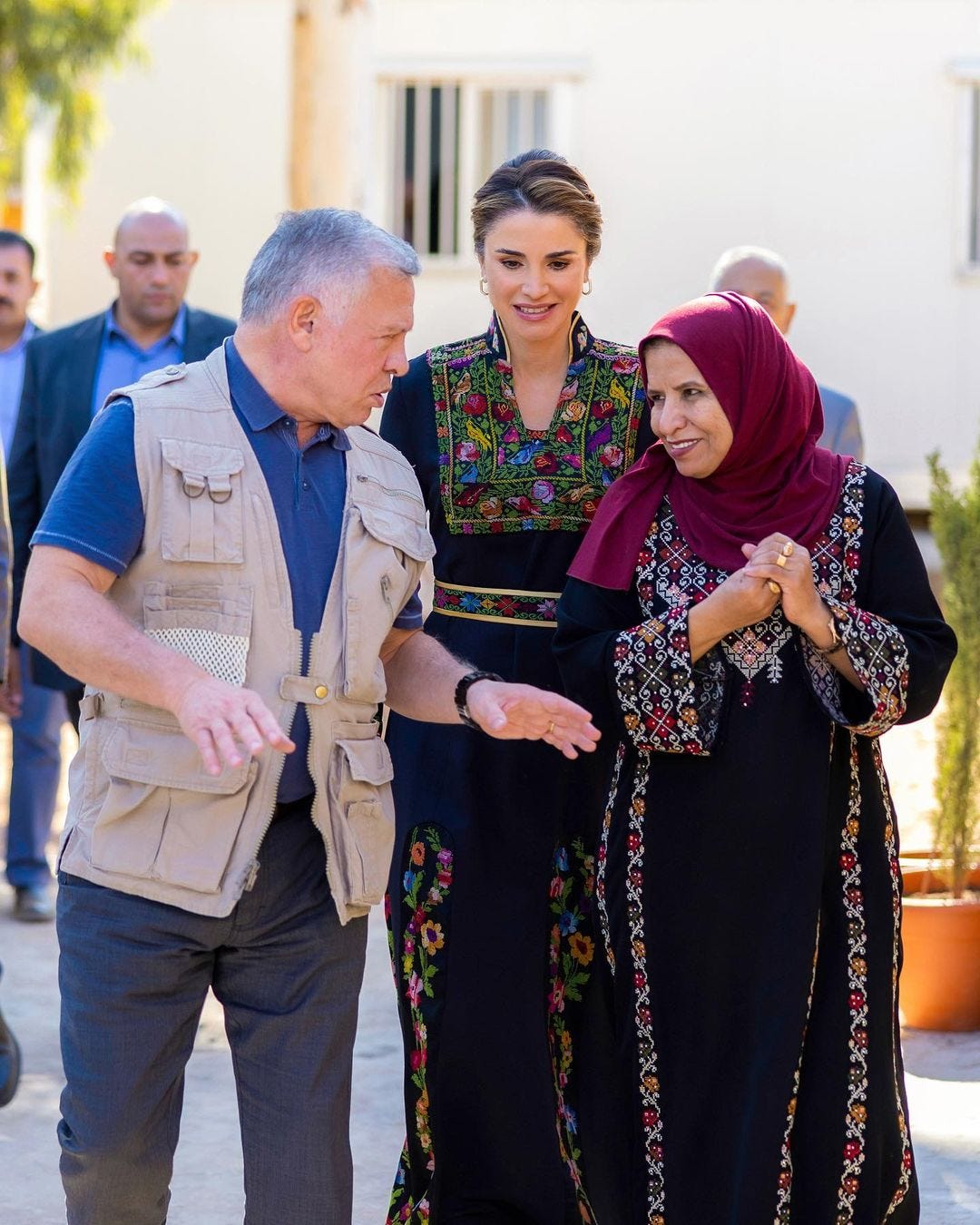 Rania de Jordania con un caftán de flores para la primavera