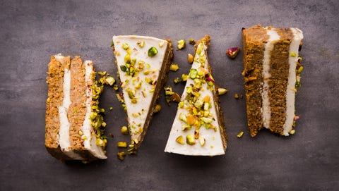 Gâteau végétalien brut aux pistaches et aux carottes