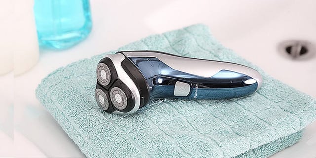 this-sweetlf-electric-razor-for-men-is-on-sale-right-now