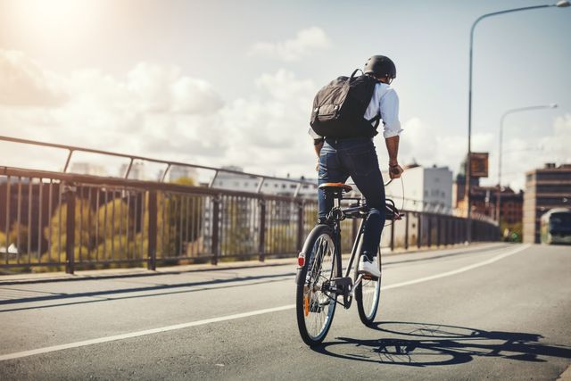 man fietst door stad