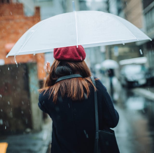 雨の日の髪のうねり 広がり ちりちり 梅雨のへア悩みの原因と対策まとめ 雨の日の髪のうねり 広がり ちりちり 梅雨のへア悩みの原因と対策まとめ