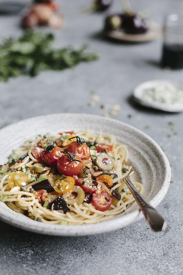 un bol de berenjena, tomates cherry y pasta