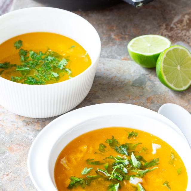 Receta sopa agripicante de dorada y gambas cuenco con una preparación de sopa y pescado