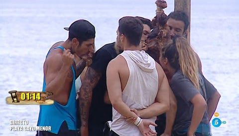 Recompensa- Supervivientes El premio de la prueba de recompensa fue una pata de cerdo que tenían que comer a mordiscos y sin manos
