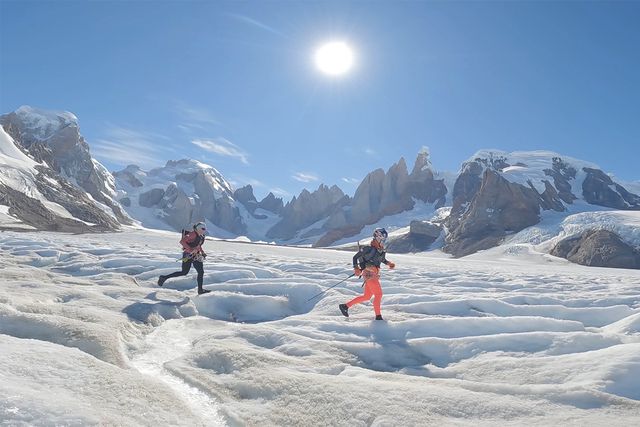 las corredoras fernanda maciel y kaytlyn gerbin corriendo en el hielo continental patagónico