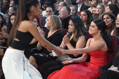Ariana Grande menggeser Selena Gomez menjadi cewek yang paling banyak difollow di Instagram (dok. Elle)