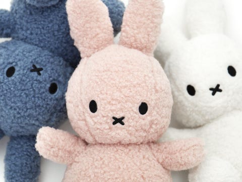 オランダ発 ミッフィーのぬいぐるみがペットボトルのリサイクル素材から誕生 Elle Decor エル デコ オランダ発 ミッフィーのぬいぐるみがペットボトルのリサイクル素材から誕生 Elle Decor エル デコ