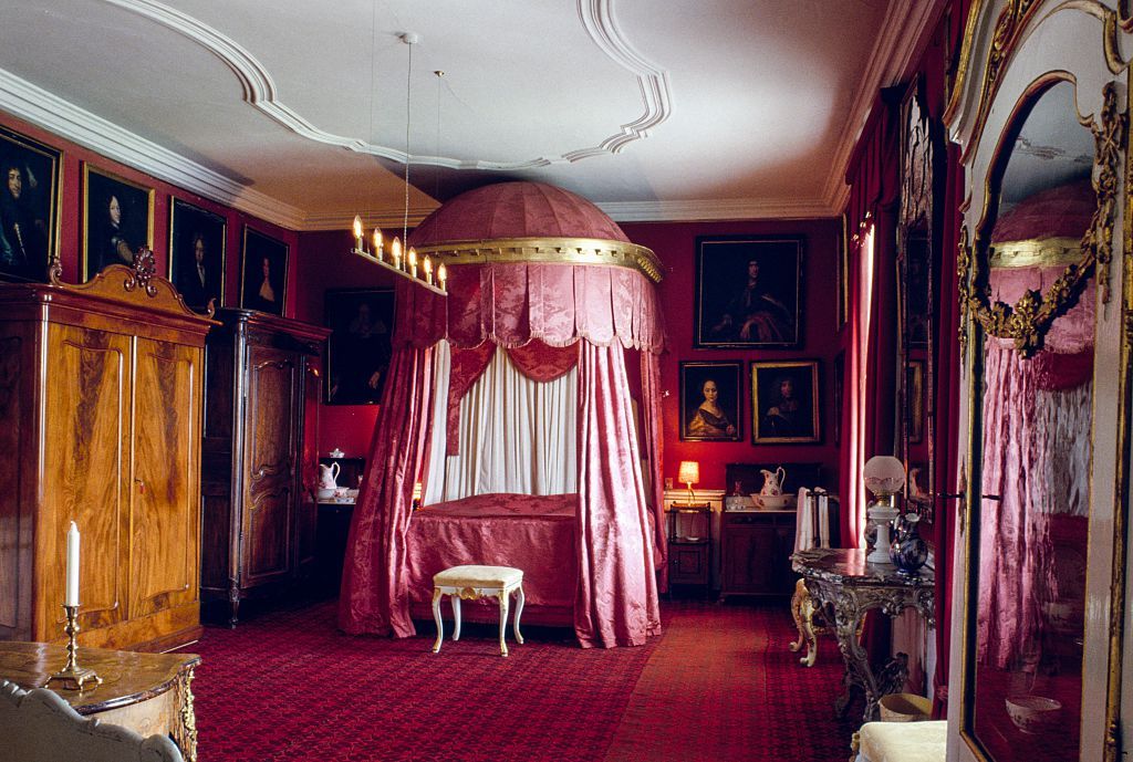 13 Of The Most Iconic Canopy Beds, Why Did Beds Have Canopies