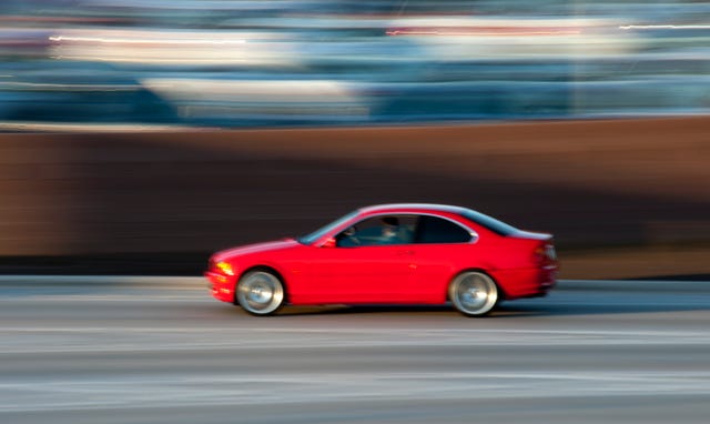 berline sport rouge, mouvement flou