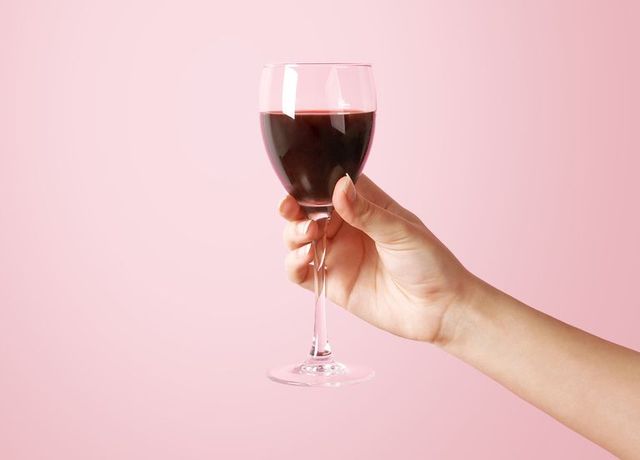 vidro de álcool de vinho tinto e o seu sistema imunitário