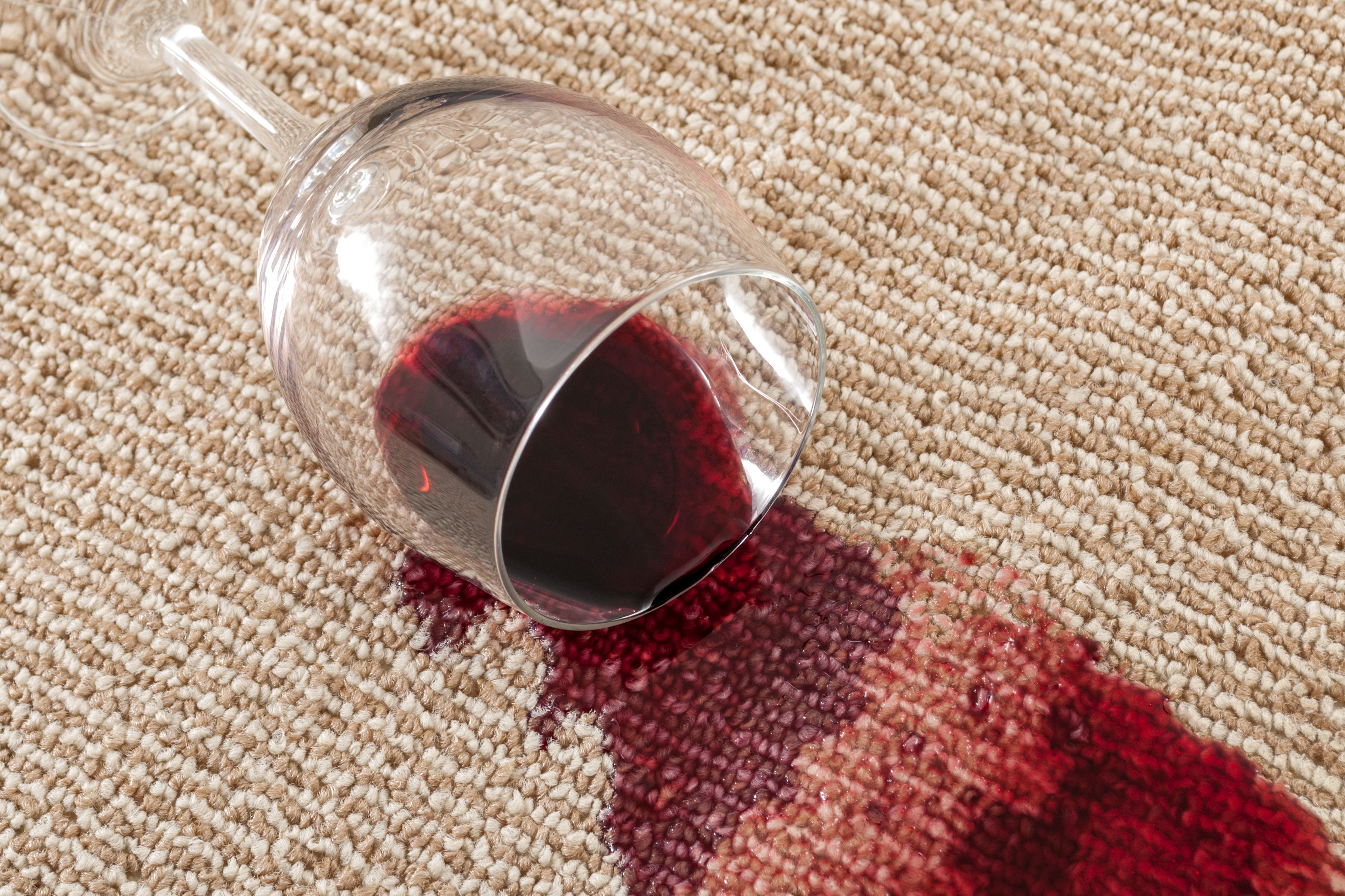Красное вино на белом ковре