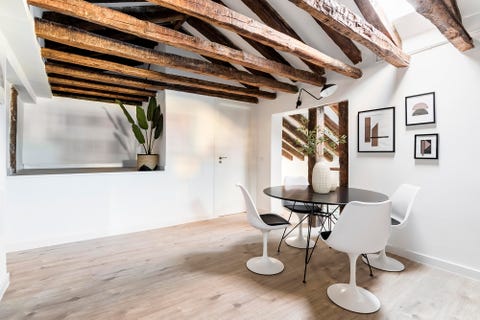 Ático reformado con decoración moderna y espacios abiertos