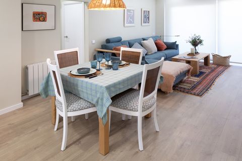 salón comedor con sofá con chaise longue azul
