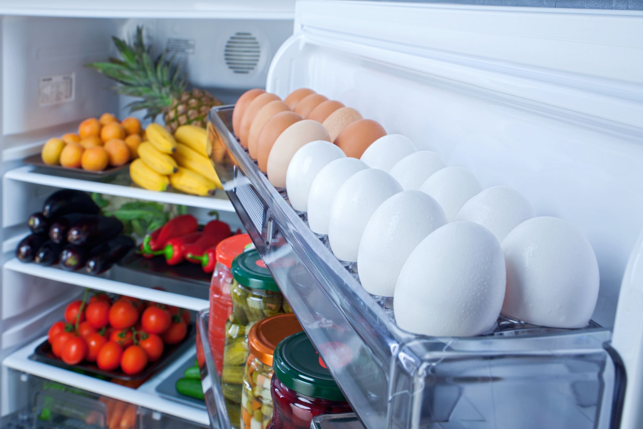 Можно держать яйца в холодильнике