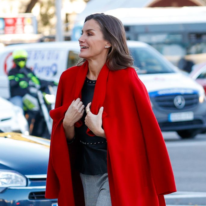 La reina Letizia vuelve a apostar por su abrigo rojo fetiche