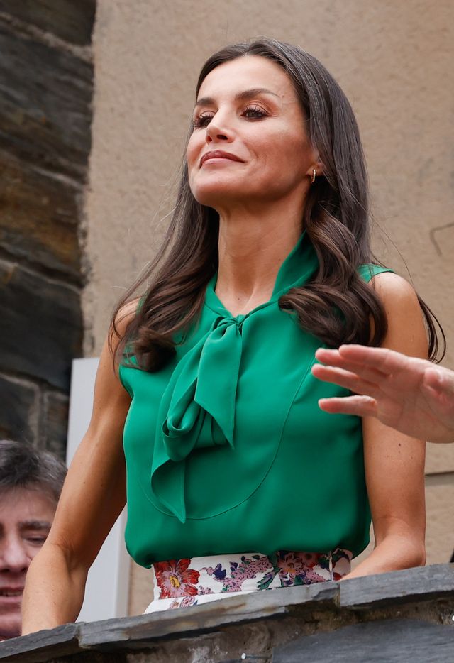 la reina letizia con falda floral de la firma española de moda sweet matitos  y blusa verde
