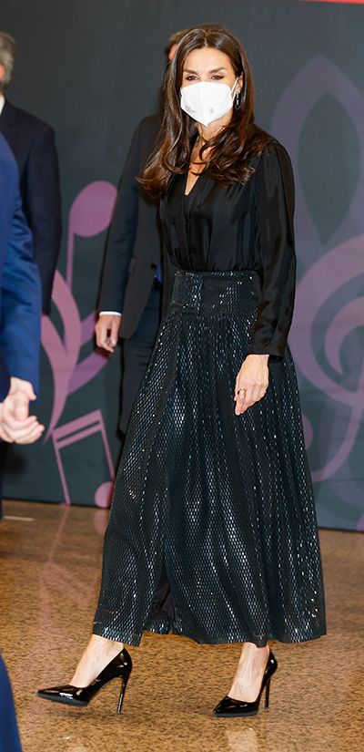 La regina Letizia in una camicia Sandro nera e gonna midi nera di Purification Garcia dal guardaroba della regina Sofia