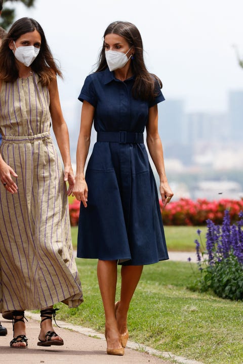 Leonor con vestido de Mango, Sofía de Springfield de rebajas Leonor con vestido de Mango, Sofía de Springfield de rebajas