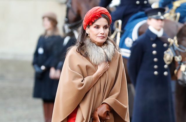 la reina con tocado con forma de diadema turbante, de cherubina, en suecia