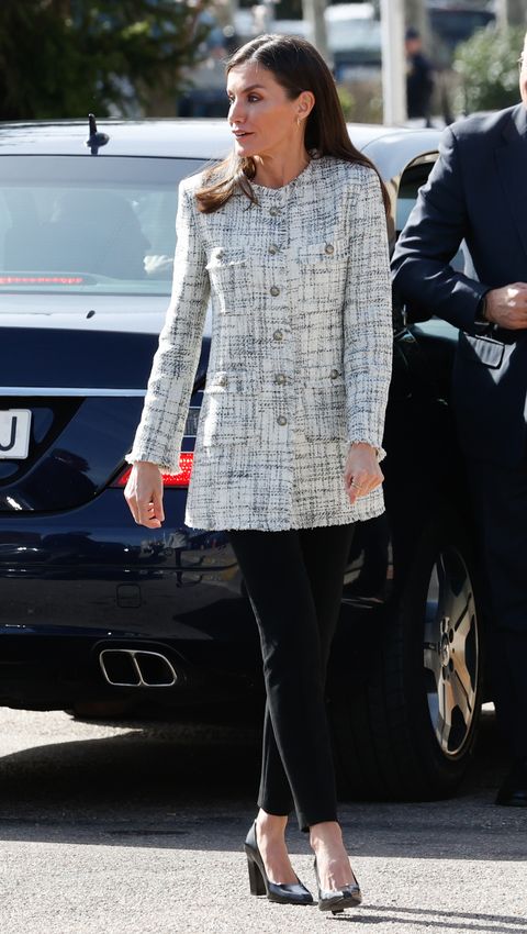 la reina letizia en valladolid con chaqueta de tweed de massimo dutti de estreno para anunciar el ganador del premio fundación princesa de girona 2023