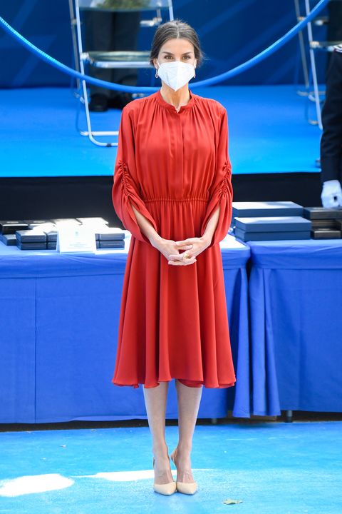 La reina Letizia con camisero de Ferragamo