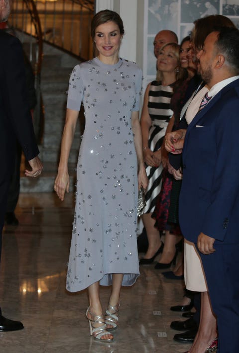 La reina Letizia recupera su vestido midi con estrellas de Nina Ricci La reina Letizia recupera su vestido midi con estrellas de Nina Ricci