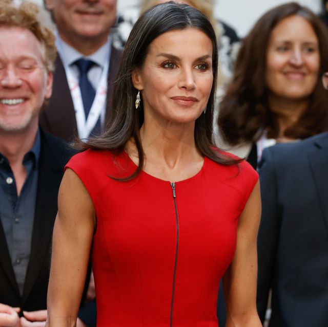 la reina letizia recicla su vestido rojo con cremallera de carolina herrera