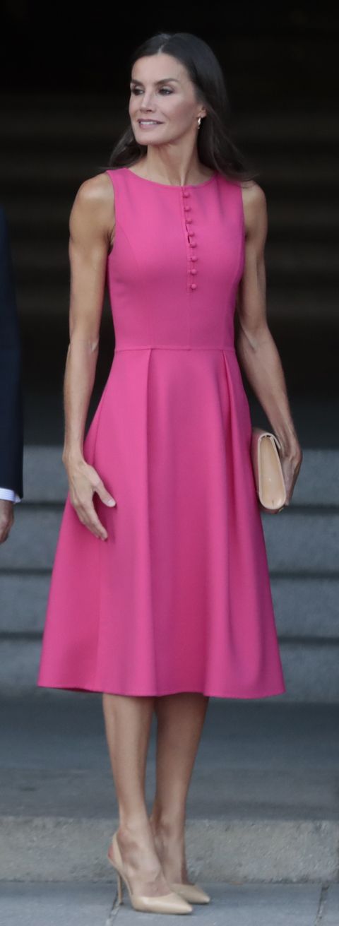 La reina su vestido rosa de Carolina Herrera